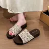 Tela de lunares, sandalias de una tira para mujer, con un diseño de tira ancha plisada, tacón de cuña, suela gruesa y plantilla suave, lo que las hace cómodas de llevar durante largos períodos, perfectas para el verano de 2026