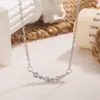 Nuevo estilo collar de cara sonriente simple con diamantes para mujer, diseño de nicho de moda vintage, cadena para la clavícula con colgante curvo, gargantilla elegante
