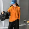 Atuendo otoñal elegante y a la moda para niñas: una chaqueta de cuero negra, un suéter de punto y un conjunto de tres piezas, perfectos para primavera y otoño