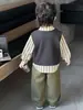 Conjunto de tres piezas de chaleco y camisa para niño de primavera y otoño, atuendo moderno y genial estilo coreano para niños, ropa infantil al por mayor para exportación