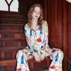 Fondo Blanco con BorlasConjunto de Pijama de Manga Larga de Seda Helada para Mujer, Ropa de Casa Delgada con Estampado de Dibujos Animados para Primavera y Otoño
