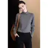 Nova coleção outono e inverno: um suéter feminino delicado e elegante com gola pequena pontuda, mangas bufantes e detalhes de botões, perfeito como peça base