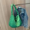 Popular bolsa de chaqueta acolchada de algodón para otoño e invierno para mujer popular este año nueva bolsa de mano tipo tote a cuadros de gran capacidad bolsa de tela de algodón espacial japonesa
