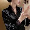 Este año, las camisas de alta gama con exquisitos diseños y adornos de encaje son tendencia. Estas camisas únicas y hermosas de satén blanco son perfectas para mujeres en las temporadas de primavera y otoño.