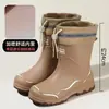 Botas de chuva femininas estilosas, resistentes ao desgaste, antiderrapantes, de cano médio, novas botas de chuva impermeáveis para uso externo, com fleece adicionado, sapatos de água para adultos, sapatos de borracha para trabalho