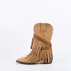 Botas western cowboy de couro macio vintage com franjas para mulheres, novas botas de outono de cano médio com saltos grossos e decorações de rebites, estilo único e que afina a silhueta