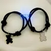 Um par de gadgets de desenho animado de fantasma do amor preto e branco pulseira para amantes corda de mão magnética luminosa de amor