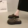 2026 Suela Gruesa Cálida Otoño Versátiles Zuecos Hebilla Birkenstock Puntera Cerrada Pantuflas Exteriores para Mujer Nueva Moda Correa de Cuero Retro con Felpa