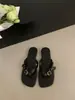 Chanclas Chuyuji de hebilla francesa retro para uso exterior en verano, sandalias de dedo de suela plana para mujer, sandalias casuales de playa