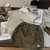 Ropa Infantil Estilo Coreano Ningli Nuevo Set de Dos Piezas para Niñas de Verano: Camiseta con Estampado de Letras y Mangas Volantes, Pantalones Falda con Parches Bordados, Moderno