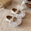 Zapatos de princesa con lazo para niñas, nueva colección primavera/verano 2026, zapatos pequeños de piel para niños con suela blanda y ribete de encaje, zapatos planos de punta baja