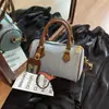 2026 Bolsa de Mão Estilo Francês de Alto Valor Bolsa Boston Moda Nova Bolsa de Ombro Transversal Azul Denim Bolsa Almofada Popular