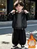 2407 Conjunto de Roupas de Inverno para Meninos 2026 Novo Lindo Elegante Jaqueta de Couro Espessa Forrada com Lã Infantil Roupa Externa Conjunto de Três Peças Tendência de Inverno