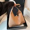 Bolsa Tote com Padrão Trançado Moda Retrô para Mulheres Estilo Coreano Roupas de Trabalho e Dia a Dia Nova Tendência Outono 2025 Bolsa de Ombro Versátil