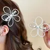 Exquisito pasador de pico de pato con flor de perla calada y diamantes brillantes, accesorio suave y versátil para recogidos en la parte posterior de la cabeza