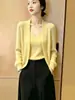 Cardigã de tricô amarelo com decote em V, estilo simples, para mulheres, nova coleção outono 2026, top da moda popular deste ano