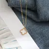 Collar con Colgante de Mariposa Hueca de Circonita Retro Europeo y Americano en Acero de Titanio para Mujer, Cadena para Clavícula de Lujo Ligero, Accesorio de Nicho