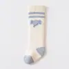 Calcetines para bebé, estilo de tubo largo, felpa de coral engrosada para otoño e invierno, calcetines altos hasta la rodilla para recién nacidos, ajuste holgado, diseño lindo de dibujos animados, calcetines altos para bebé