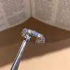 Anillo de Uva Pudín de Zirconia Estilo Ins Coreano Diseño Exquisito Anillo para Dedo Índice de Nicho Pendientes Versátiles de Lujo Ligero para Mujeres