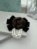 Broche de Camelia de Terciopelo con Lazo y Borla de Perlas Broche Floral de Alta Gama Venta al por Mayor
