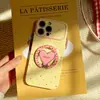 Soporte estilo ins con base amarillo crema y patrón de corazones de colores, adecuado para funda de teléfono Apple 17, funda suave iPhone 18 de color contrastante