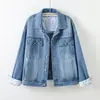 Foto real de una chaqueta de mezclilla retro, de color liso y lavada para mujer, un estilo nuevo que es versátil, holgado y adelgazante, con mangas largas, perfecta como top casual, hecha de algodón