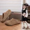 Sandalias Planas Cerradas de Verano para Niñas Estilo Retro Birkenstock con Calados Antideslizantes Cómodas Medias Pantuflas