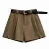Foto real de shorts de alfaiataria femininos pretos, novo modelo 2026, adequado para primavera e verão, super popular, cintura alta evasê, calça feminina branca muito estilosa