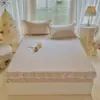 Falda de cama con estampado de encaje 100% algodón Falda de cama de algodón de Xinjiang Cubierta Protector de colchón denso fino y denso Agradable para la piel Cómodo