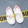 Tênis branco para meninas, nova coleção primavera/outono 2026, sola macia, antiderrapante, com fechos de velcro, apliques de cereja, cabedal em couro, casual e versátil