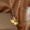 Collar de Acero de Titanio Dongguan para Mujer con Colgante en Forma de Corazón de Diamante Rosa Microincrustado, Cadena para Clavícula Versátil y de Moda Chapada en Oro de 18 Quilates