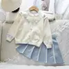 Conjunto de Suéter para Niña para Otoño e Invierno, Nuevo Estilo Coreano, Conjunto de Dos Piezas con Cárdigan de Manga Larga con Lazo y Falda de Punto para Niña Pequeña, Moderno