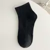 Calcetines de media pantorrilla de color liso, calcetines deportivos de moda, negros, blancos, para estudiantes, primavera, verano, otoño, invierno, resistentes al olor, calcetines largos
