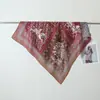 2026 Nuevo Bufanda Cuadrada Pequeña de Algodón Terciopelo Estampada por Ambos Lados para Primavera y Verano Bufanda de Cuello Versátil y Elegante para Mujer que Realza el Cutis
