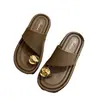 Novas sandálias e chinelos femininos Outwear Fashion 2024 verão All-match Flat Niche Casual Beach Shoes Mulheres