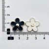 Al por mayor Camelia estilo Chanel Trébol accesorios para joyería diy Parche de resina con forma de corazón de melocotón Material Accesorios de rosa