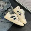 Tênis brancos da moda para mulheres, nova coleção outono 2025, sapatos atléticos versáteis de sola macia e confortáveis, tênis casuais