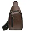 Nueva Bolsa de Pecho para Hombre con Agujero para Auriculares Casual Retro de PU Bolso Cruzado al Hombro Mochila Deportiva para Ciclismo al Aire Libre con Logo Estampado