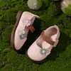 Moda Nova Primavera e Outono Sapatos de Bebê Retro Florais para Caminhar 1-3 Anos Menina Solado Macio Sapatos Pequenos de Couro Princesa Sapatos Individuais