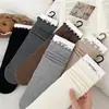 Meias de tornozelo com babados estilo coreano, pretas, brancas e cinzas, simples e versáteis, com listras verticais finas, em estilo preppy