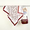 Lenço de Seda Floral Suave em Tons de Roxo com Design de Borda Contrastante, Lenço Quadrado 90, Lenço Decorativo Elegante de Seda Falsa para Primavera e Verão Atacado