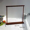 Estante de exhibición de madera maciza para colgantes de joyería, collares, pendientes y pulseras de madera de nogal; Almacenamiento de collares colgante y de pie.