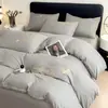 Juego de Cama Personalizado de Cuatro Piezas con Sensación de Lujo Ligero y Gama Alta, Funda de Edredón Bordada, Sábana Bajera, Juego de Tres Piezas Individual/Doble para Dormitorio de Estudiantes