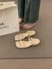 Primeiro Encontro com as Sandálias Femininas Francesas Estilo Fada, Abertas na Frente e Quadradas, com Tira Única, Novas Chinelas de Salto Baixo para Uso Externo, Verão 2026