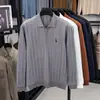 Novidade de Outono Tricô Masculino Gola Quadrada Cor Lisa Meia Abertura com Zíper Tricô Casual Versátil Moda Camiseta para Homem