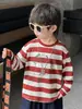 Q127 Camiseta infantil listrada de manga longa estilo coreano, coleção de outono para meninos, gola redonda, estampa de cachorro de desenho animado, camiseta de manga longa listrada, moderna