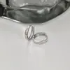 Arete de Aro Cruz Hueca Simple Minimalista Combinable Estilo Urbano para Hombre Arete Geométrico de Aro Cruz Pequeños