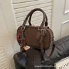 Bolso Pequeño Cuadrado de Mano Francés 2026 Nuevo Estilo Temperamento Moderno Chic Retro Textura Simple Cremallera Bolso de Hombro Cruzado