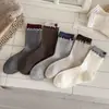 Botão de acessório de acabamento de orelha de madeira meias de botão meias femininas de cano médio Outono Inverno Meia folgada estilo garota japonesa ins sem costura
