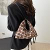 Bolso casual de moda para mujer, novedad de 2024, mochila a cuadros con lunares a juego, bolso bandolera de nicho de alta gama.